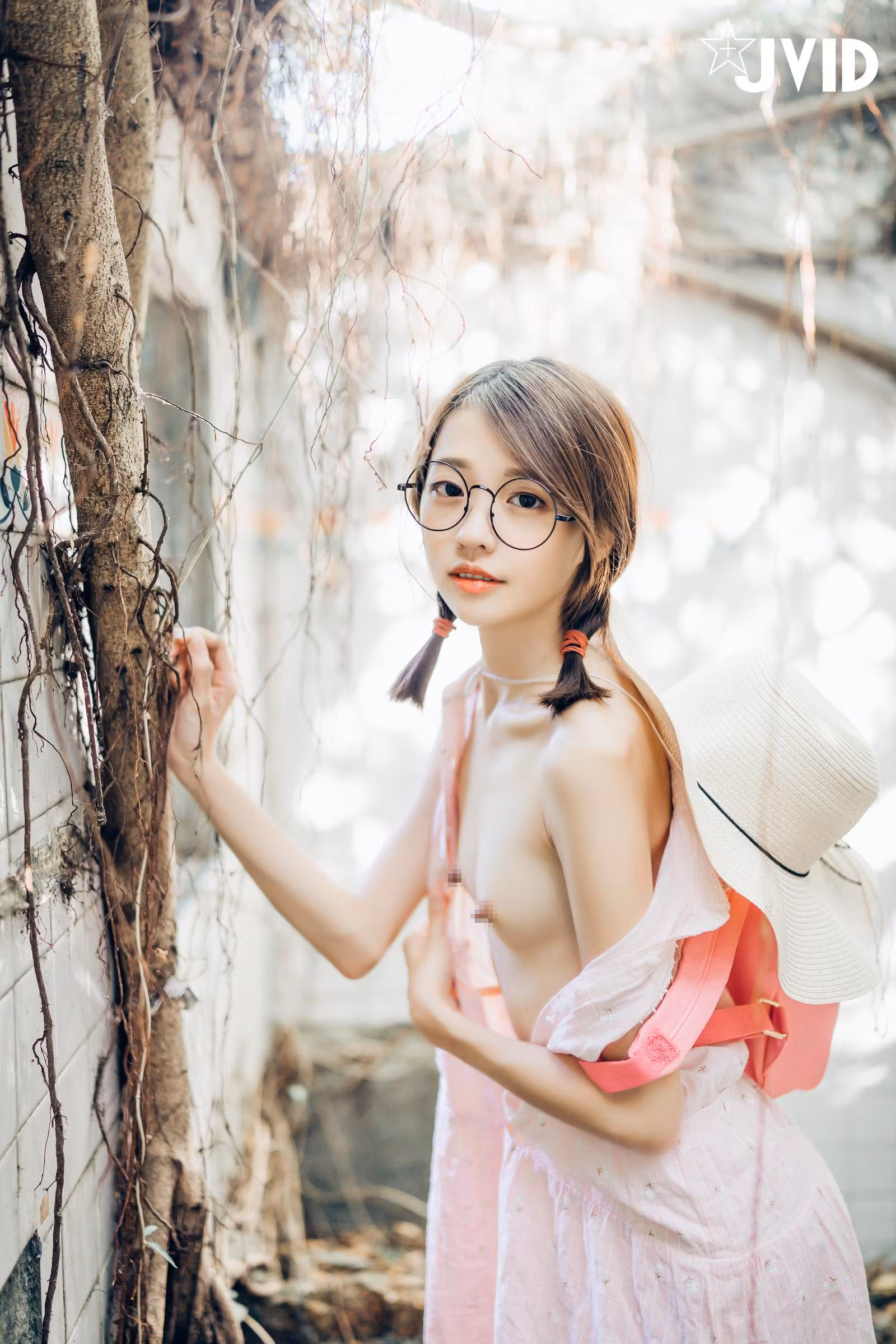 妍妍身穿粉色连身裙戴草帽眼镜在废墟边手拿捕虫网蹲姿展现白肌肤